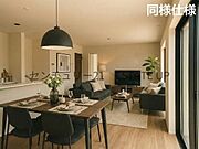 【同様設備　キッチン】解放感のあるキッチンスペースです。※ホームステージングしているイメージ図です。