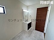 【同様設備　洗面台・洗面所】スペースの広い洗面所が特徴