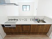 【キッチン】火力の調整が楽で安全性の高い人気のIH。お子様も見守れる対面キッチンです。