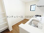 【キッチン】解放感に優れているキッチン♪床下収納もあります。