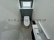 【トイレ】温水洗浄便座付きのトイレです。