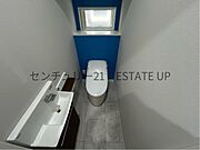 【トイレ】トイレ内に手洗いスペースを完備で鏡も置いてオシャレに。