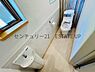 トイレ：【トイレ】トイレ内に手洗いスペースを完備で鏡も置いてオシャレに。