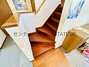 【階段】階段の途中でふと顔を合わせる、そんな日常の一コマが愛おしい。