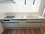 【キッチン】火力の調整が楽で安全性の高い人気のIH。お子様も見守れる対面キッチンです。