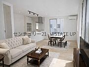 【リビング】リビング空間にキッチン。みんなで食事を楽しめる空間。※ホームステージングしているイメージ図です。