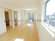 【洋室】二つの入り口で広々とした洋室です。