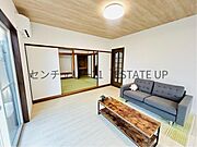 【リビング】大きな窓から明るい陽光が差し込み、ご家族皆様でゆったりとお過ごしいただけるリビングです。