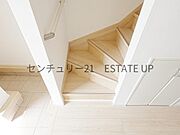 【階段】階段の途中でふと顔を合わせる、そんな日常の一コマが愛おしい。