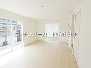 【リビング】心地いい光が差し込みます。過ごしやすいリビングで家族が快適な日々が送れます。