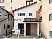 【外観】シックで明るい外観の邸宅です。