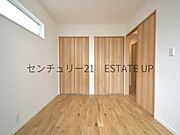 【洋室】6帖の主寝室。クローセットも収納もあるのですぐに着替えができ便利です♪
