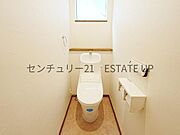 【トイレ】二階トイレ。各階にトイレが付いているので、忙しい朝の時間帯にも安心。