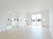 【リビング】リビングに畳の部屋があり来客室やキッズのスペース多様にご使用いただけます。