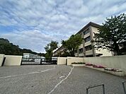 鹿児島市立坂元中学校まで1995m、坂元中学校は、校訓「自主・友愛・練磨・勤労」を教育の柱にしています。