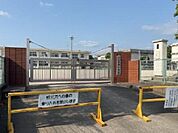 霧島市立富隈小学校まで1857m、地域に根差した温かい環境が魅力です。子どもたちの個性を大切にし、学びや成長をサポートする充実したプログラムがあります