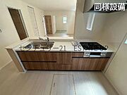 【同様設備　キッチン】お子様も見守れる対面キッチンです。※画像反転しています。