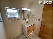 【同様設備　洗面台・洗面所】スペースの広い洗面所が特徴。※画像反転しています。