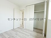 【洋室】クローゼットがあるのですぐに着替えができ便利です♪