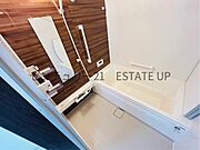 【浴室】足を伸ばして入れる1坪タイプのバスルーム。日頃の疲れを癒してくれます。