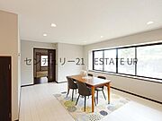 【リビング】心地いい光が差し込みます。過ごしやすいリビングで家族が快適な日々が送れます。