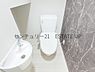トイレ：【トイレ】トイレ内に手洗いスペースを完備で鏡も置いてオシャレに。
