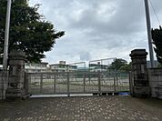 鹿児島市立天保山中学校まで1127m、校訓「自主・好学・友愛・健康」のもと、歴史ある地域と連携し、主体的に学び心身ともにたくましい生徒を育む学校です。