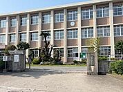 霧島市立隼人中学校まで1303m、個性を尊重し、学びやすい環境を提供しています。部活動も盛んで、生徒同士の絆が深まる楽しい学校生活が魅力です。