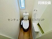 【同様設備　トイレ】温水洗浄便座付きのトイレです。