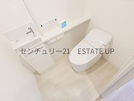 【トイレ】トイレ内に手洗いスペースを完備で鏡も置いてオシャレに。