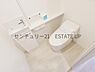 トイレ：【トイレ】トイレ内に手洗いスペースを完備で鏡も置いてオシャレに。