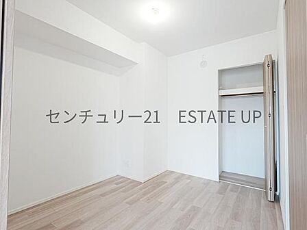 【洋室】クローゼットがあるのですぐに着替えができ便利です♪