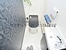 トイレ：【トイレ】トイレ内に手洗いスペースを完備で鏡も置いてオシャレに。