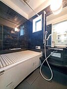 掲載している室内写真は、現在居住中のため、AI技術を用いて家具・家電等の家財を除去した加工画像です。実際の室内には家財が設置されており、写真と現況は異なります。