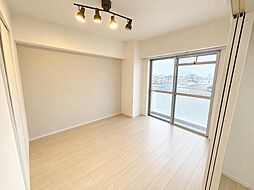 明るいリビングのお部屋です。
