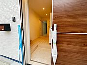 玄関ポーチは屋根付きで、雨の日でも安心。