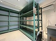 荷物や備品をまとめて収納できる倉庫付き！居住空間や事務所部分をすっきり保てる便利なスペースです♪