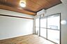 洋室：落ち着いた雰囲気の居室は、寝室や書斎にぴったり。窓からの光も心地よく、リラックスできる空間です♪