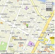 周辺には商業施設や医療機関が点在しており生活に便利な環境です。道路や建物が整然と配置されていて移動もしやすい立地にあります。地図上から周辺エリアの様子がよく分かります。