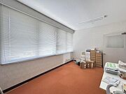 広々とした空間が広がるお部屋です。大きな窓からたっぷりと自然光が入ります。シンプルな内装でアレンジの幅も広がります。落ち着いた雰囲気が魅力的です。