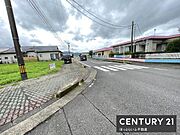 前面道路は広く車の出入りがしやすい環境です。歩道も整備されており安心して通行できます。周辺には住宅が立ち並び落ち着いた街並みが広がっています。道路の状態も良好です。現地の雰囲気をぜひご確認ください。