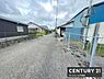 その他：前面道路がしっかり整備されており車両の出入りもスムーズに行えます。周辺は落ち着いた住宅街の雰囲気が感じられます。道幅も確保されており安心して通行可能です。現地の様子が分かりやすい写真です。