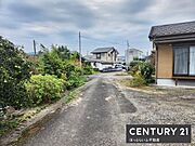 前面道路が敷地までしっかりと整備されているため車の出入りもスムーズに行えます。周囲には自然が残り季節の移り変わりを身近に感じられます。現地写真からも落ち着いた住環境が伝わります。