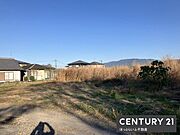 広々とした現地土地写真です。周囲には住宅が立ち並び見晴らしの良い空が広がっています。自然豊かな環境で落ち着いた雰囲気が感じられます。前面道路からのアクセスも便利です。