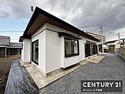 外壁の明るい色合いが印象的な住宅です。窓が多く設けられており開放感があります。周囲にスペースがありゆったりとした配置となっています。現代的なデザインで落ち着いた雰囲気を感じます。