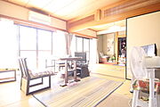 6帖和室の続き間になります。現在は、リビングとして利用しているお部屋です。