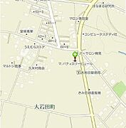 現地案内図には周辺施設や道路が明瞭に表示されています。マップ上で主要な建物が分かりやすく配置されています。地図上に目的地への経路や位置情報がしっかりと示されています。