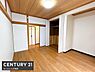 洋室：ナチュラルな色合いの床と天井が調和する洋室です。収納スペースが充実しておりすっきりとした印象です。角まで無駄なく使える広がりを感じられる空間です。照明も設置されており明るさにも配慮されています。