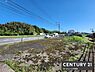 区画図：広々とした敷地が特徴の間取り写真です。道路に面しているためアクセスが便利です。周囲には自然も多く開放的な空間が広がっています。さまざまな用途に適した土地です。