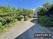 敷地内には豊かな緑が広がり自然を感じられる環境です。ゆったりとしたアプローチが魅力の一つです。日当たりの良い庭先で季節の移ろいを楽しめます。開放感のあるスペースが敷地内に広がっています。